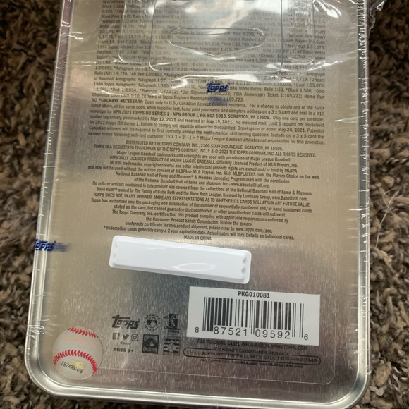 Unopened MLB TOPPS 2021 series one tin!! - Picture 3 of 8